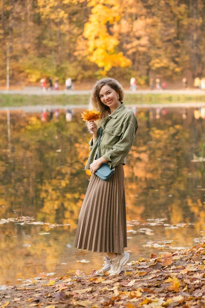 Ung Leende Blond Kvinna Som Håller Gula Löv Lönnar Händerna — Stockfoto