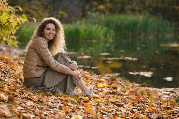 Portret Van Jonge Glimlachende Blonde Stijlvolle Vrouw Beige Outfit Zittend — Stockfoto