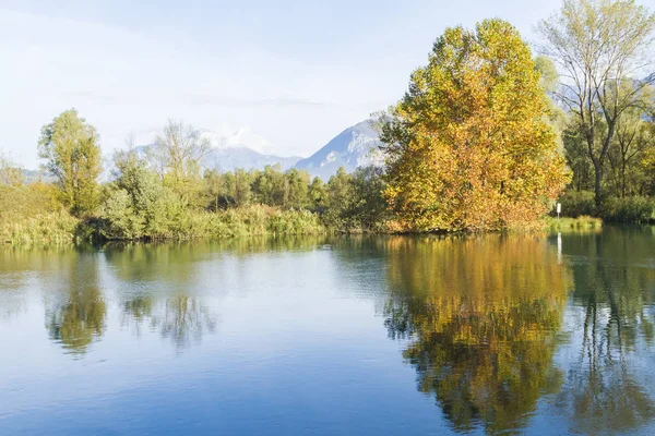 Autumnal country along a river, italian landscape — Stock Photo, Image