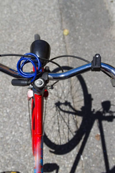 На велосипеде с колесами тень на дороге — стоковое фото