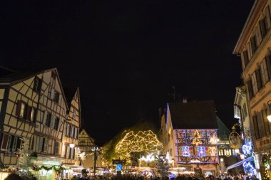 Noel pazarı Colmar, köyün sokaklarında