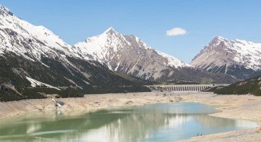 Yapay göl ile Alp manzara, İtalya