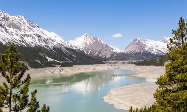 Yapay göl ile Alp manzara, İtalya