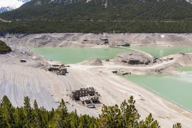 Yapay göl ile Alp manzara, İtalya