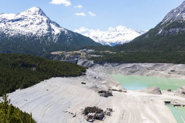 Yapay göl ile Alp manzara, İtalya