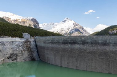 Yapay göl ile Alp manzara, İtalya