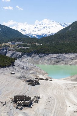 Yapay göl ile Alp manzara, İtalya