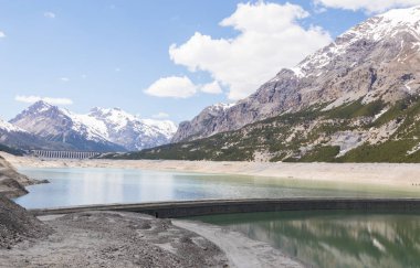 Yapay göl ile Alp manzara, İtalya