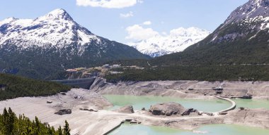 Yapay göl ile Alp manzara, İtalya