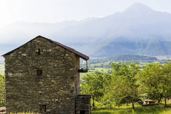 Vista do lago Como na Itália, hora de verão — Fotografia de Stock