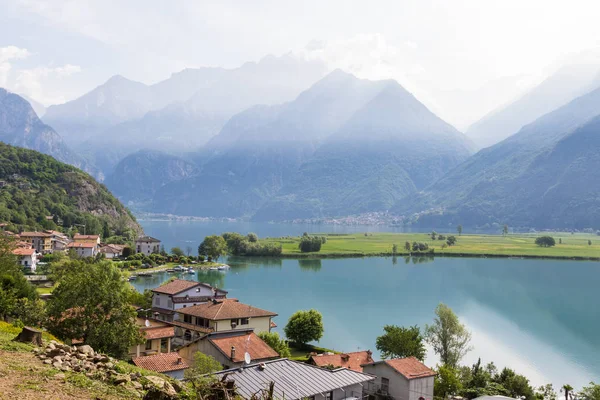 Pohled na jezero Como v Itálii, letní čas — Stock fotografie