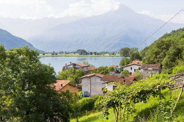 Pohled na jezero Como v Itálii, letní čas — Stock fotografie