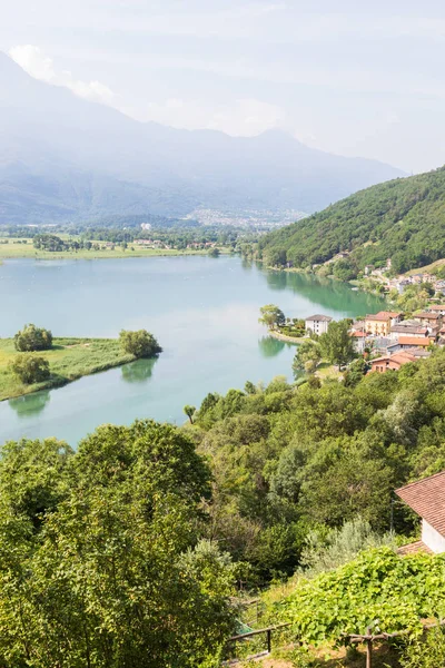 Pohled na jezero Como v Itálii, letní čas — Stock fotografie