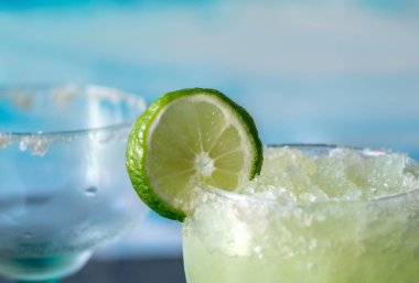 kireç dilimleri ile buz gibi donmuş margarita içiyor