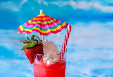 çilek Daiquiri kokteyl bir renkli şemsiye ve krem şanti ile dondurulmuş bir soğuk yakın çekim