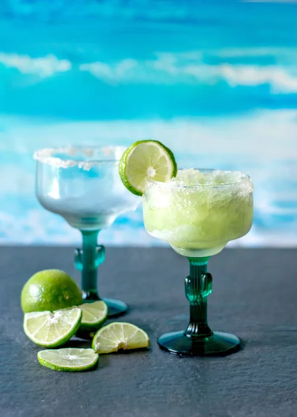 Kalte Und Eiskalte Margarita Getränke Mit Limettenscheiben Und Einem Leeren — Stockfoto