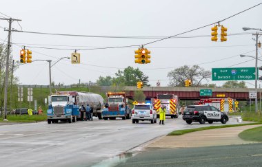 18 Mayıs 2018 Stevensville Mi ABD; kötü bir kaza önce gelecek şekilde gösteren res-düşünen, polis, itfaiye arabası ve yedekte kamyon. Yardıma gereksiniminiz olduğunda önemli işçi