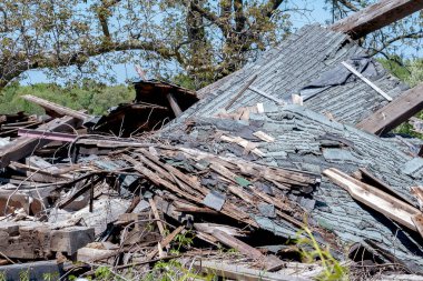 Bu kereste ve enkaz yığını güçlü bir eski ahır olarak kullanılan ama kuvvetli rüzgar yok ve kırsal bir harabe artık