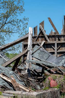güçlü fırtınalar tabiat gazabı gösterdi ve onu yere serdi sonra bozuk bir ahır bir ahşap, çukuru