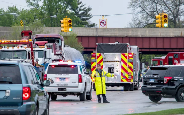 May 2018 Stevensville Usa Police Officer Rain Gear Directs Traffic — Stock Photo, Image