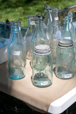 çok eski bir mason kavanoza 1800 dan dahil olmak üzere eski retro cam kavanozlar