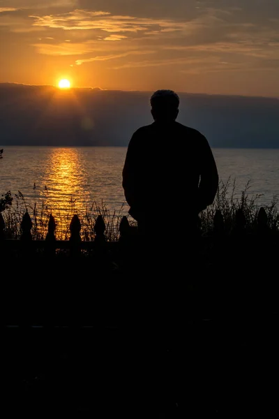 Homme Prend Temps Observer Coucher Soleil Sur Lac Michigan Profiter — Photo