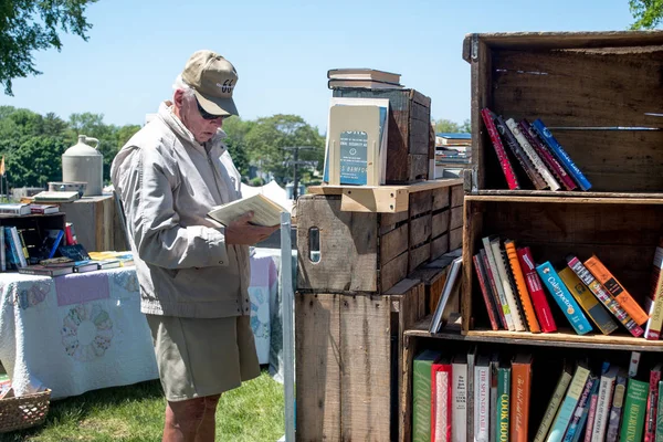 June 2018 Joseph Usa Man Looks Old Books Sale Antique — Stock Photo, Image