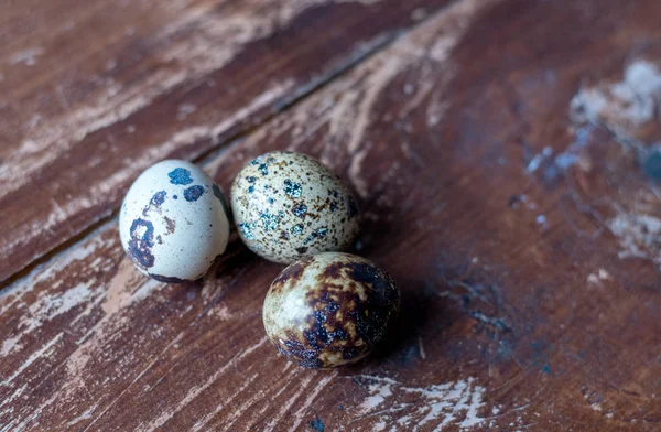 Κοντινό Πλάνο Του Μικροσκοπικά Ορτυκιού Αυγά Ένα Ρουστίκ Ξύλινο Τραπέζι — Φωτογραφία Αρχείου