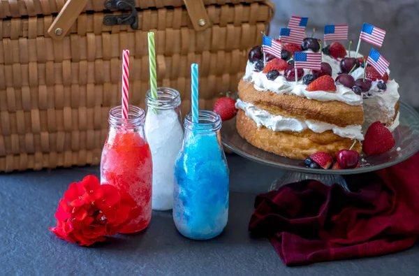 yaban mersini, çilek, kiraz ve krem şanti ve renkli dondurulmuş içecekler veya alkol olmadan ile taze çilek melek gıda pasta. tatil davranır!