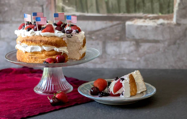Vatansever Angelcığım kek kırmızı beyaz ve mavi meyveler ve Amerikan bayrakları ve bir dilim yemeye hazır