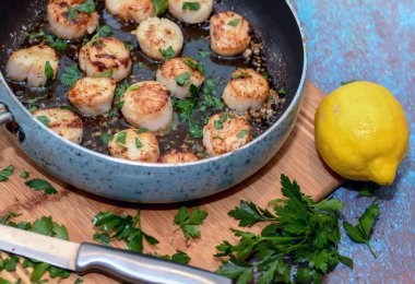 Deniz tarağı limon ve maydanoz ile hazırlanıyor. evde yemek kolay gurme