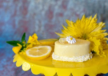 Çiçekler ve limon dilimleri ile bireysel yaz limon pasta