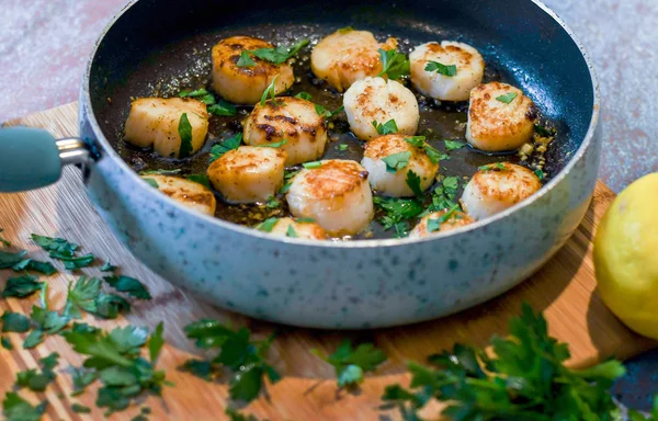 Bir tavada, evde yemek gurme searing tarak