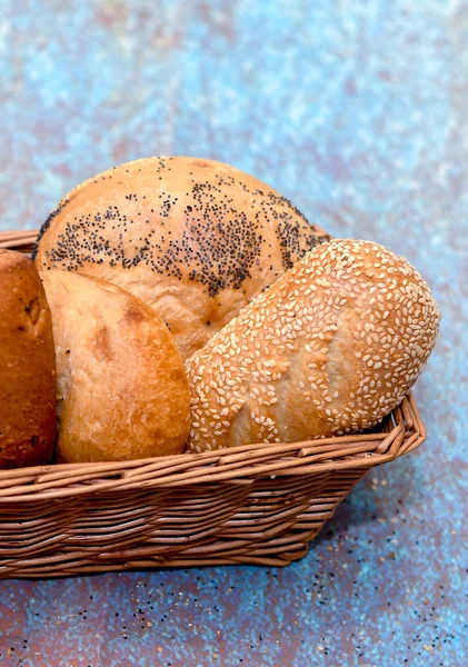 Panier Petits Pains Dorés Graines Pavot Graines Sésame Rool Oignon — Photo