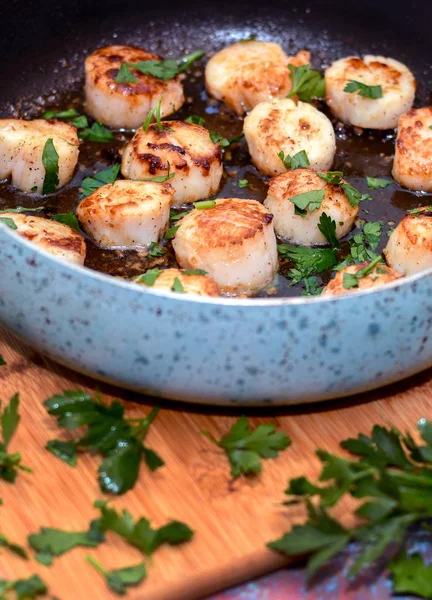 Tarak maydanoz ve sarımsak tereyağı ile pişirme