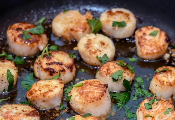 Nefis tarak Deniz Mahsülleri sarımsak limon tereyağı sosu maydanoz ile 