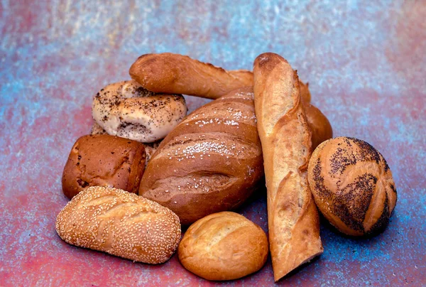 Lezzetli ekmek çeşitler çeşitli şekil ve dokular. Çavdar, Fransız baget, haşhaş tohumu, susam tohumu, soğan rool, düz ve her şey tuzlu simit