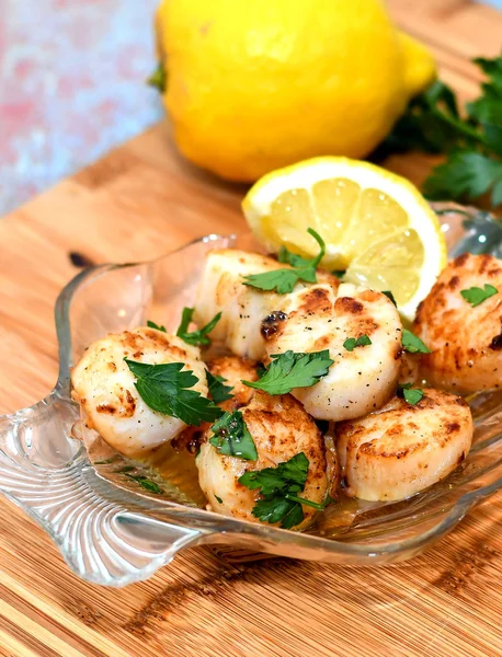 Limon tereyağı ile deniz scallaps