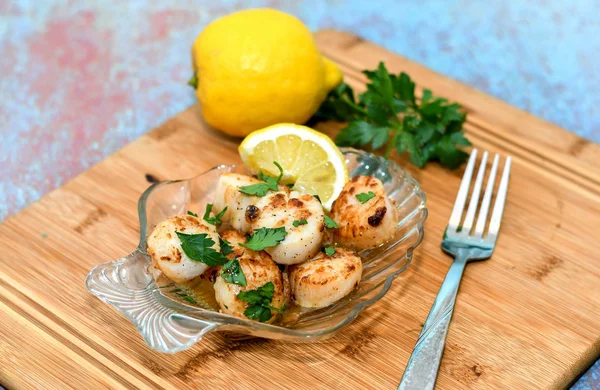 Yummy Sea Scallops Lemon Garlic Butter Parsley Lemon Weedge Garnish — Stock Photo, Image