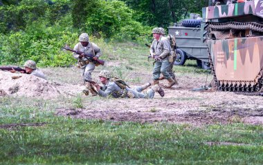 22 Haziran 2018 St Joseph Mi Usa; Kore ve vietnam Savaşı döneminden vintage üniformalı askerler çalıştırmak bir sahte savaş reenactment Michigan sırasında