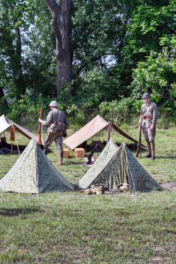 22 Haziran 2018 st Joseph Mi Usa; Biz unutmak diye bir geçmiş reenactment Kore Savaşı hakkında olaydır. Burada bir savaşa başlamak küçük çadır dışında vintage üniformalı Kore askerleri bekle