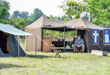 Sadece dini bir askeri çadır içinde 22 Haziran 2018, aynı zamanda bir chaplin, bir asker oturur olay St Joseph Mi ABD unutmadan