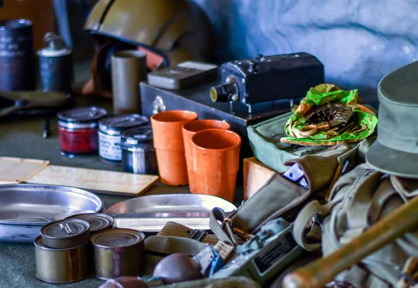 Ww2 から興味深い戦争の記念品 Mre 食糧とそれらの間で混乱キット — ストック写真