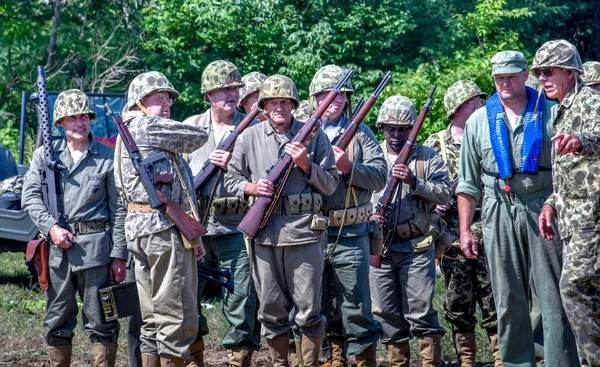 2018年6月22日圣约瑟夫 一群士兵在老式制服从越南战争时代 摆在模拟战斗之前 以免我们忘记在密歇根州的事件 — 图库照片