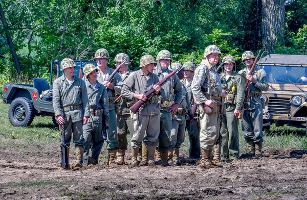 2018年6月22日圣约瑟夫 来自越南战争时代的一批老式军装士兵准备一场模拟战役 — 图库照片