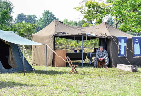 Sadece dini bir askeri çadır içinde 22 Haziran 2018, aynı zamanda bir chaplin, bir asker oturur olay St Joseph Mi ABD unutmadan