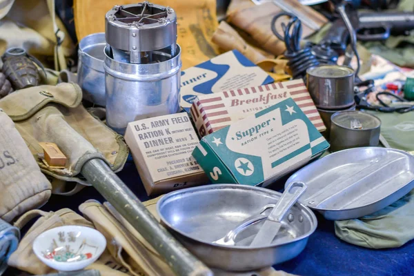 Ausstellung Von Oldtimer Mre Rationen Fertiggerichte Mess Kit Werkzeugen Und — Stockfoto