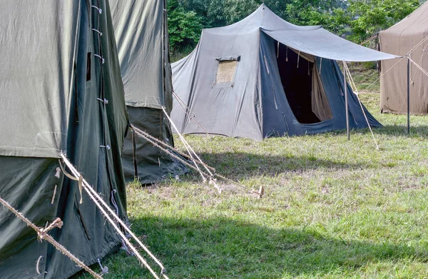Namioty Wojskowe Znajdują Się Gotowe Dla Żołnierzy Przyjechać — Zdjęcie stockowe