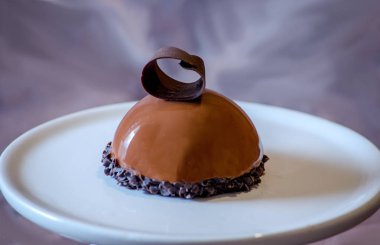 Seramik bir plaka üzerinde bir çikolata curl ile lezzetli çikolatalı fare pasta