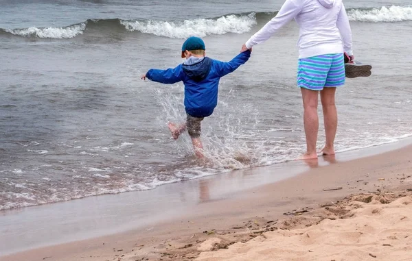 Ein Kleiner Junge Tritt Freudig Ins Wasser Während Und Seine — Stockfoto